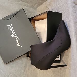 Like New heeled boot